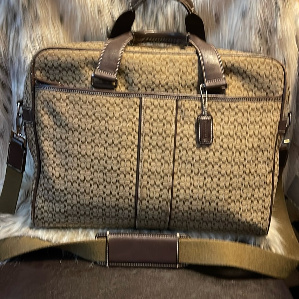 New w/ original box Coach Signature Lap top/Briefcase. Excellent condition.